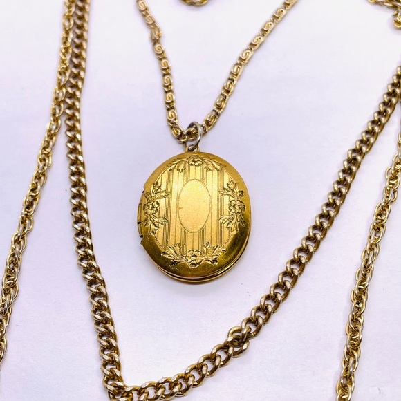 Vtg “Goldette” gold tone 20” multi strand locket necklace (some wear) - Picture 2 of 6
